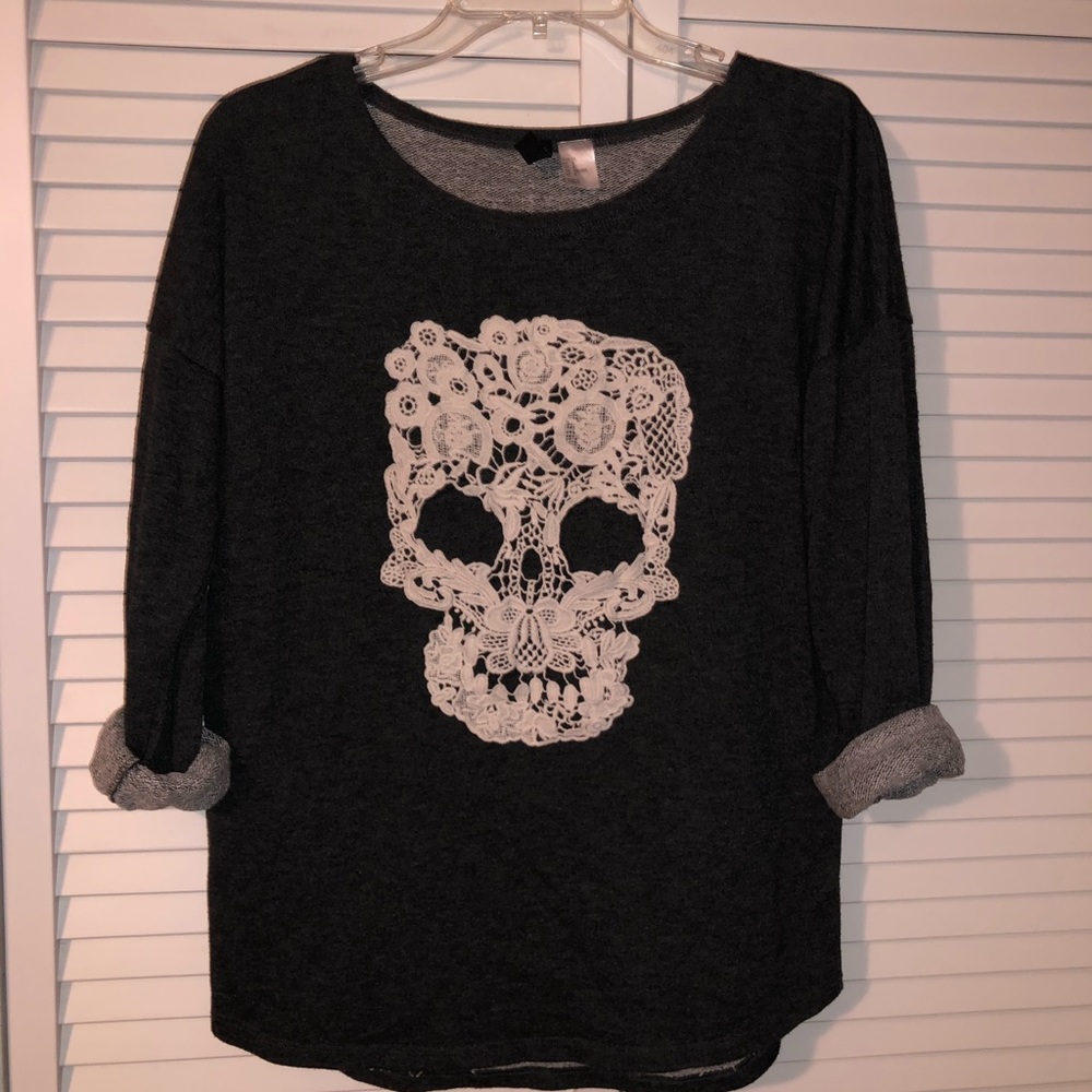 Gray lace skull top